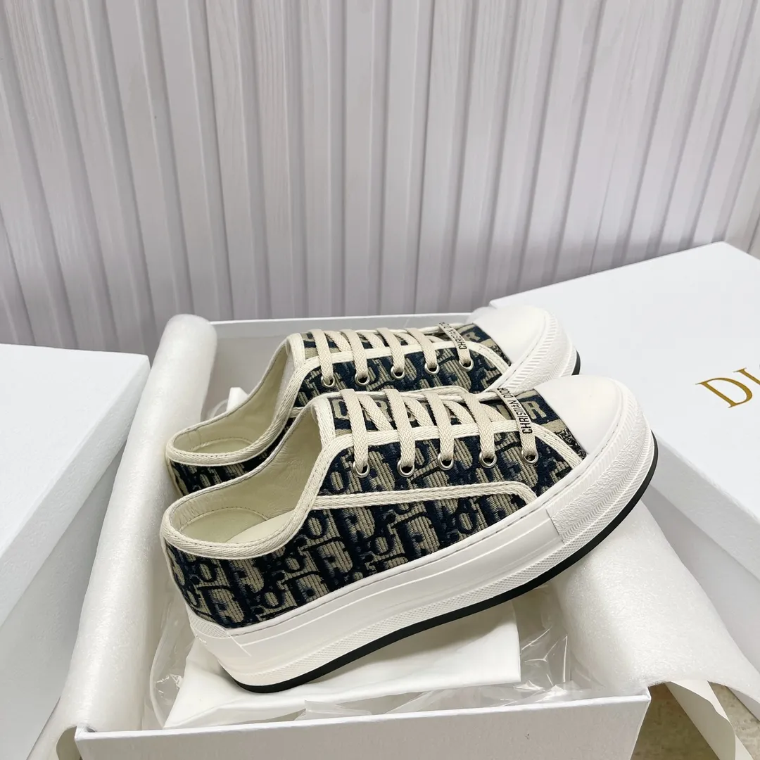 👟👟Ex-factory price 520👟👟 Spot high quality Dior )Flat sneakers are made of fully embroidered iconic patterns💎💎♦️Top quality in the market🎗Breaking hot model in foreign counters🎗Non-market ordinary imitation version🎗🔳The fabric is made of Italian🇮🇹imported fabric❗️Embroidered upper, original mold injection Logo frosted five-pointed star outsole🔳Inside imported lambskin + high elasticity injection molding mold Logo foam pads Number of yards: 35 to 41
